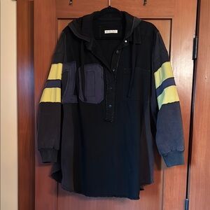 Free People Rugby shirt!!
Neck to bottom is 34” and Pit to Pit is 26”.